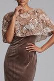 Chocolate Sheath Steam Terciopelo de cuello redondo Lentejuelas Vestido largo de madre de la novia con capa