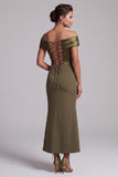 Vestido midi midi con volantes en el hombro y funda oliva de la madre de la novia con abertura lateral