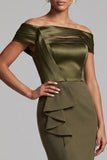 Vestido midi midi con volantes en el hombro y funda oliva de la madre de la novia con abertura lateral