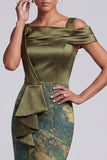 Vestido largo de madre de la novia con estampado asimétrico de vaina oliva y con volantes
