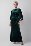 Vestido de madre de la novia con escote bateau verde oscuro y funda con cuentas fruncidas, mangas afiladas