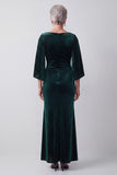 Vestido de madre de la novia con escote bateau verde oscuro y funda con cuentas fruncidas, mangas afiladas