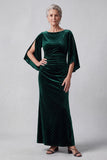 Vestido de madre de la novia con escote bateau verde oscuro y funda con cuentas fruncidas, mangas afiladas