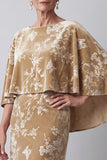 Vestido largo de madre de la novia con estampado de veludo de veludo champán con escote floral y capa