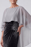 Vestido de madre de la novia con bordado de terciopelo negro con lentejuelas fruncidas, escote batazo y capa de gasa