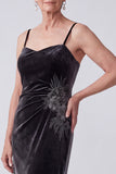 Vestido de madre de la novia con bordado de terciopelo negro con lentejuelas fruncidas, escote batazo y capa de gasa