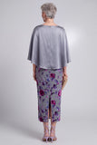 Vestido de madre de la novia de terciopelo floral gris con vaina de satino de bateau con capa