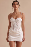 Corsé blanco bodycon tirantes finos de satén Vestido corto blanco con flor 3D