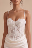 Corsé blanco bodycon tirantes finos de satén Vestido corto blanco con flor 3D