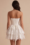 Vestido blanco sin tirantes sin tirantes de encaje vasco de cintura vasca y vestido corto blanco
