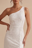 Vestido blanco blanco de funda de un solo hombro, encaje con volantes, pequeño vestido blanco con abertura
