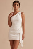 Vestido blanco blanco con cuerpo compacto asimétrico, un solo hombro fruncido, corto