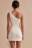 Vestido blanco blanco con cuerpo compacto asimétrico, un solo hombro fruncido, corto