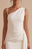 Vestido blanco blanco con cuerpo compacto asimétrico, un solo hombro fruncido, corto