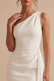 Vestido blanco blanco con cuerpo compacto asimétrico, un solo hombro fruncido, corto