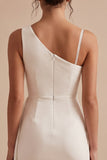 Vestido blanco blanco con cuerpo compacto asimétrico, un solo hombro fruncido, corto