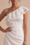 Vestido blanco blanco de funda de un hombro fruncido y pequeño vestido blanco con encaje