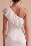 Vestido blanco blanco de funda de un hombro fruncido y pequeño vestido blanco con encaje