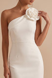 Vestido blanco blanco corto de un solo hombro con flor 3D