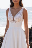 Vestido de novia blanco de escote en V con encaje apliqueado hasta el largo del té