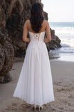Vestido de novia blanco de gasa de gasa sin tirantes y encaje fruncido, hasta la altura del té