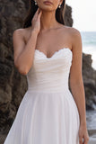 Vestido de novia blanco de gasa de gasa sin tirantes y encaje fruncido, hasta la altura del té