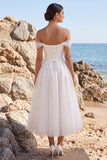 Vestido de novia blanco de tul con alíneas de hombro y aplicada en línea A hasta el largo del té