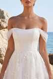 Vestido de novia blanco de tul con alíneas de hombro y aplicada en línea A hasta el largo del té