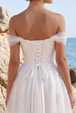 Vestido de novia blanco de tul con alíneas de hombro y aplicada en línea A hasta el largo del té