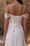Vestido de novia blanco de línea A con aplicada de hombro frío hasta el largo del té