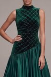Vestido largo de terciopelo satén verde oscuro con corte alto y corte en A