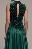 Vestido largo de terciopelo satén verde oscuro con corte alto y corte en A