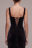 Vestido largo de terciopelo negro con detritos