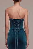 Vestido largo de terciopelo tirantes de corsé azul pavo real con pedrería