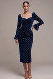 Vestido de terciopelo midi azul funda perlas fruncidas, mangas largas acampanadas