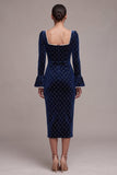 Vestido de terciopelo midi azul funda perlas fruncidas, mangas largas acampanadas
