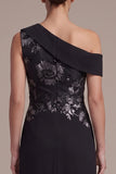 Vestido formal largo y arrugado de un solo hombro con vaina negra asimétrica y apliques