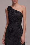Vestido formal maxi de esvaina negra con apliques florales de un solo hombro y abertura
