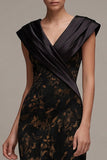 Vestido formal largo de satén estampado con escote en V y funda negra