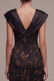 Vestido formal largo de satén estampado con escote en V y funda negra
