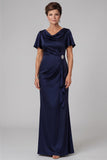 Vestido de madre de la novia azul marino con cuello de capucha y frotado largo con pedrería