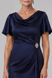 Vestido de madre de la novia azul marino con cuello de capucha y frotado largo con pedrería