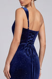 Vestido de noche de terciopelo azul marino con purpurina y un hombro fruncido