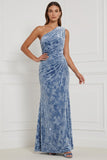 Vestido largo de dama de honor azul de terciopelo funda de un hombro fruncido