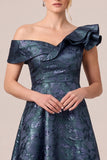 Vestido de madre de la novia azul marino asimétrico con hombros descubiertos y volantes Jacquard