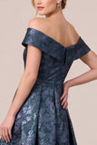 Vestido de madre de la novia azul marino asimétrico con hombros descubiertos y volantes Jacquard
