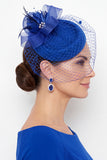 Fuchsia Sinamay Birdcage Veil 3D de tela Flor Fascinator con plumas