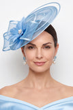 Sombrero fascinator azul de malla Sinamay con perlas de satén y pluma