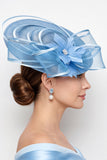 Sombrero fascinator azul de malla Sinamay con perlas de satén y pluma