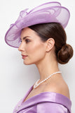 Sombrero fascinator azul de malla Sinamay con perlas de satén y pluma